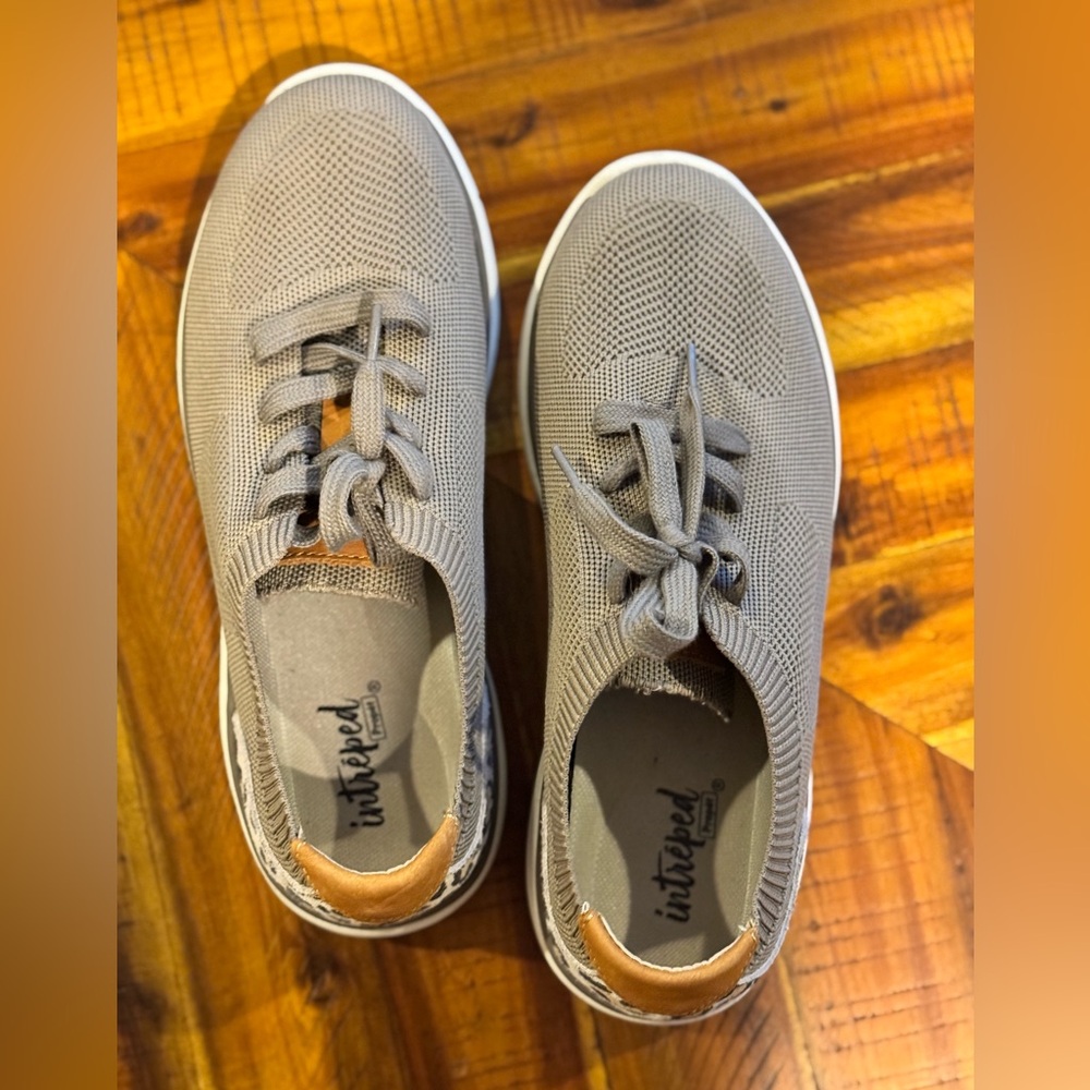 EUC Propet Sachi Women’s knit sneaker - Sand Sz 9